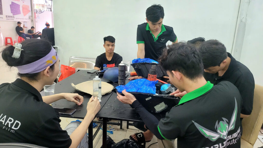 Lớp học thực hành nghề trang trí xe ô tô